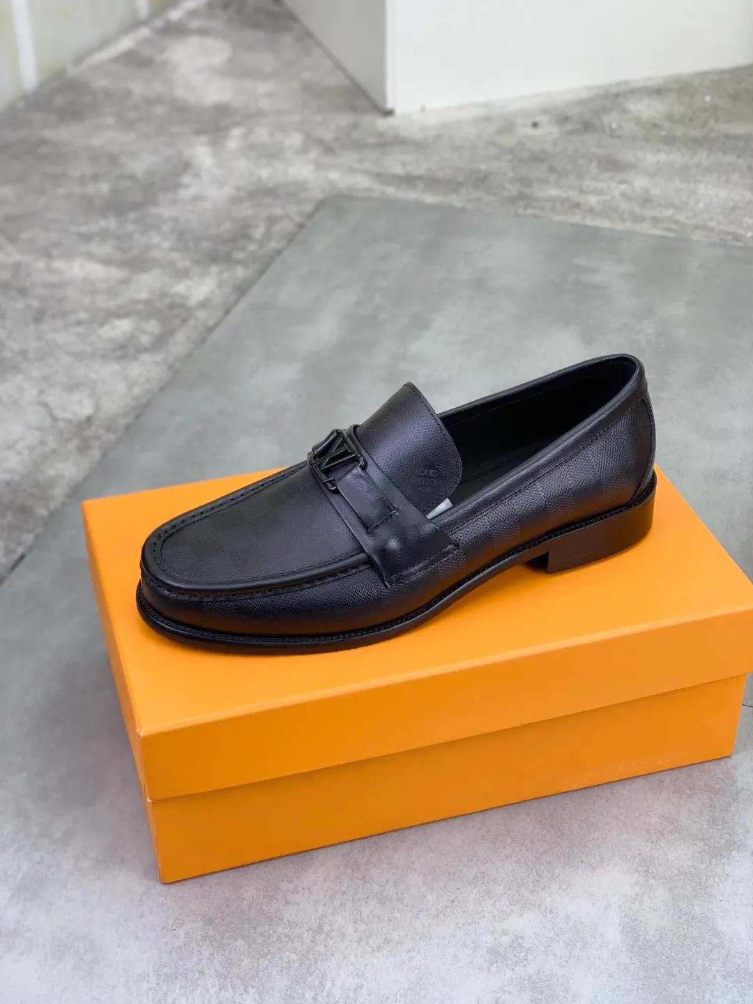 Men's men's shoes 💰P520 New style 💶[LOUIS VUITTON] Water-dyed Niuli Original order New style 🍀LV Louis Vuitton *——Top version of LV classic leather shoes! Made of imported original calfskin, original leather side strips and wear-resistant high-end rubber outsole! High quality products! Color: Black optional Size: 39-44 (45 customized)